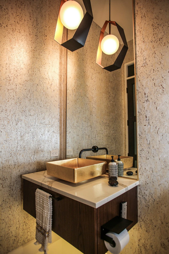 Стильный дизайн: туалет в современном стиле с плоскими фасадами, темными деревянными фасадами, бежевыми стенами, настольной раковиной, белым полом и белой столешницей - последний тренд