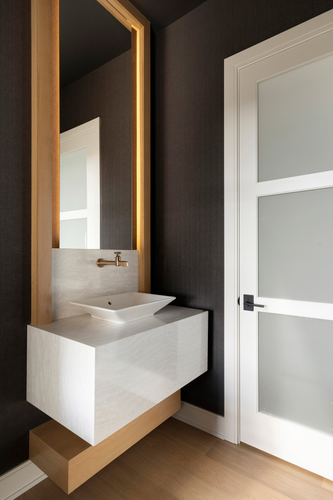 Idéer för ett lantligt vit toalett, med vita skåp, svarta väggar, ljust trägolv, ett fristående handfat, bänkskiva i kvarts och brunt golv