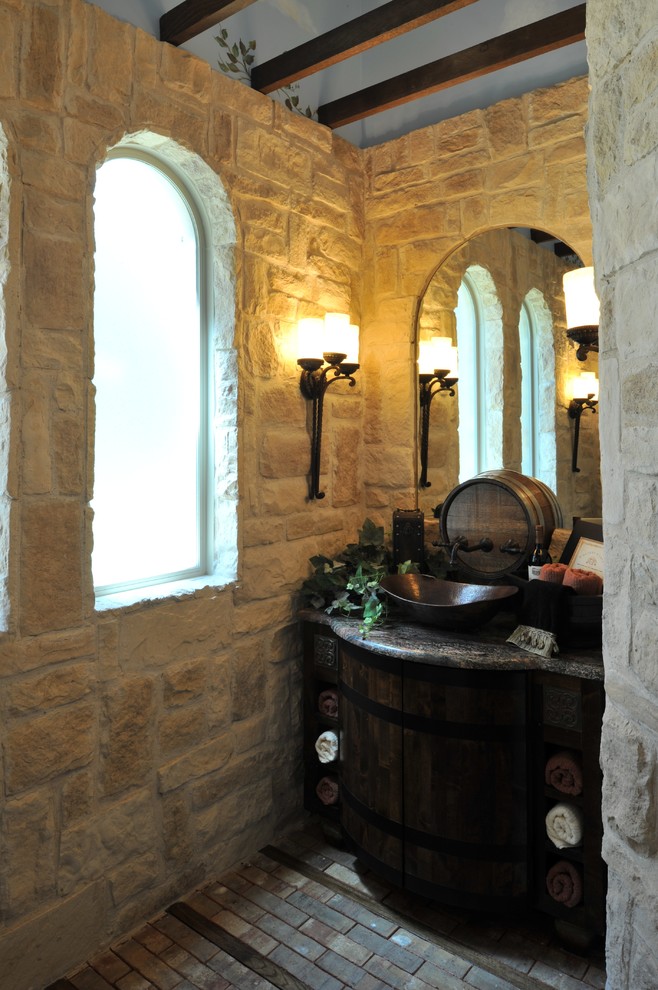 Idées déco pour un WC et toilettes méditerranéen en bois foncé de taille moyenne avec un placard en trompe-l'oeil, WC séparés, un carrelage beige, un carrelage de pierre, un mur beige, un sol en brique, une vasque et un plan de toilette en granite.