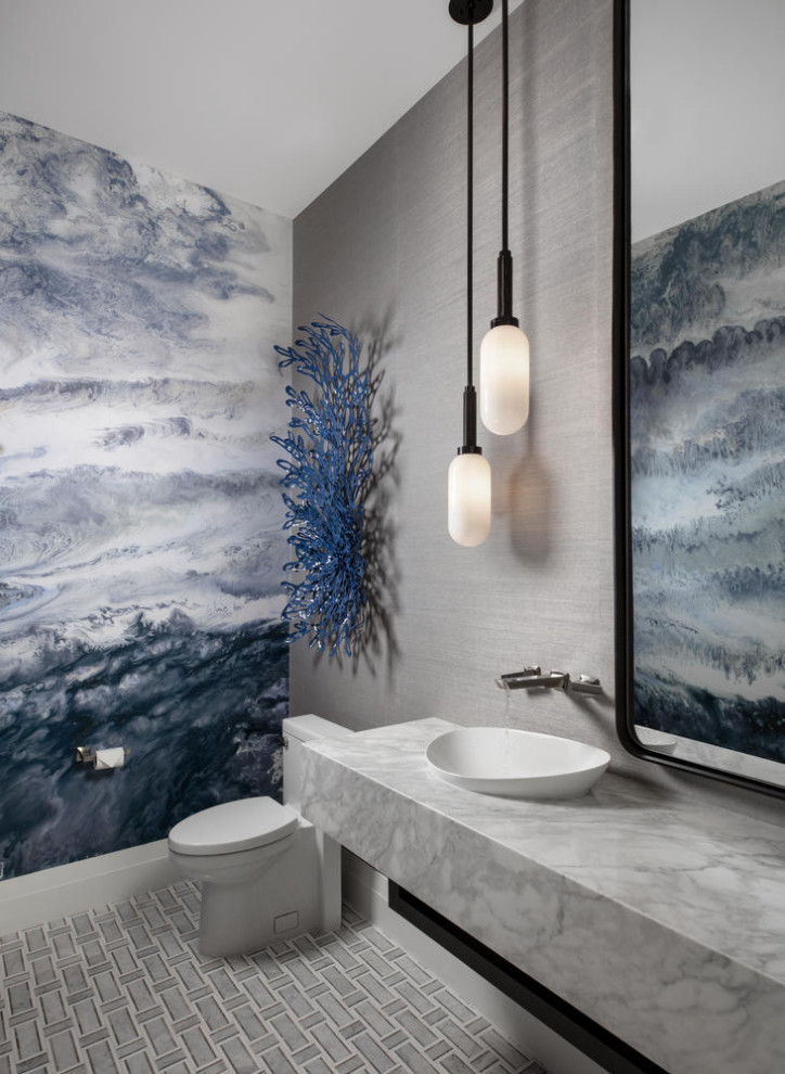 Свежая идея для дизайна: туалет в современном стиле с разноцветными стенами, полом из мозаичной плитки, настольной раковиной, серым полом, серой столешницей и обоями на стенах - отличное фото интерьера