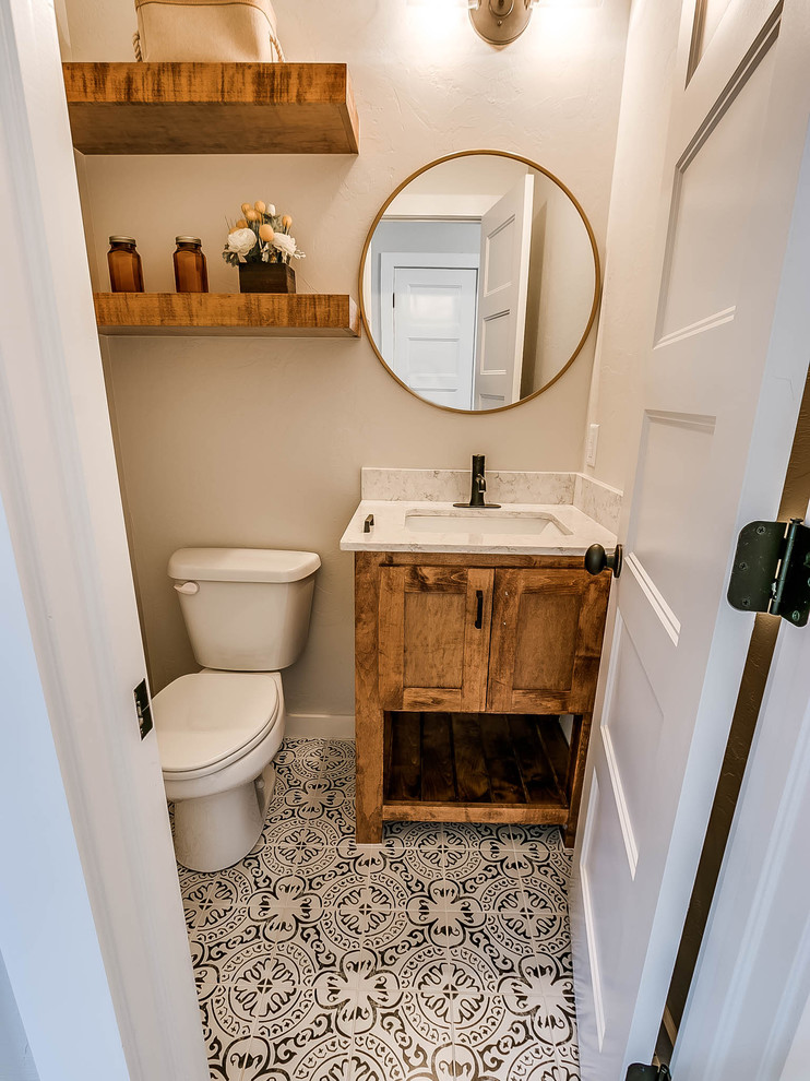 Bild på ett mellanstort vintage toalett, med skåp i shakerstil, skåp i mellenmörkt trä, en toalettstol med hel cisternkåpa, vit kakel, keramikplattor, vita väggar, cementgolv, ett undermonterad handfat, granitbänkskiva och svart golv