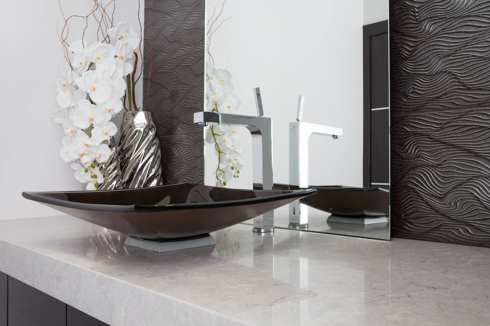 Esempio di un bagno di servizio moderno di medie dimensioni con ante lisce, ante in legno bruno, pareti bianche, pavimento in legno massello medio, lavabo a bacinella, top in marmo, pavimento marrone e top bianco