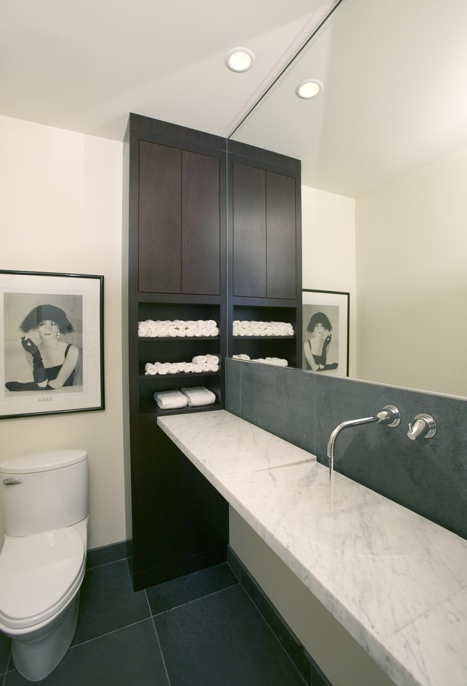 ミネアポリスにあるモダンスタイルのおしゃれなトイレ・洗面所 (横長型シンク、白い洗面カウンター) の写真