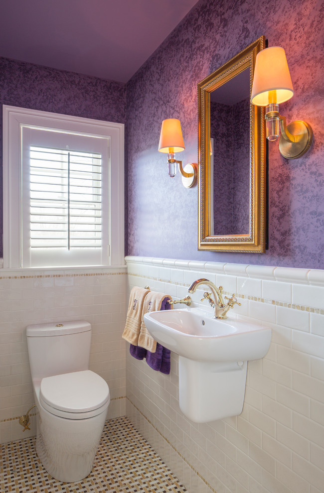 Cette image montre un petit WC et toilettes minimaliste avec un lavabo suspendu, un carrelage blanc, un carrelage métro, un mur violet et un sol en marbre.