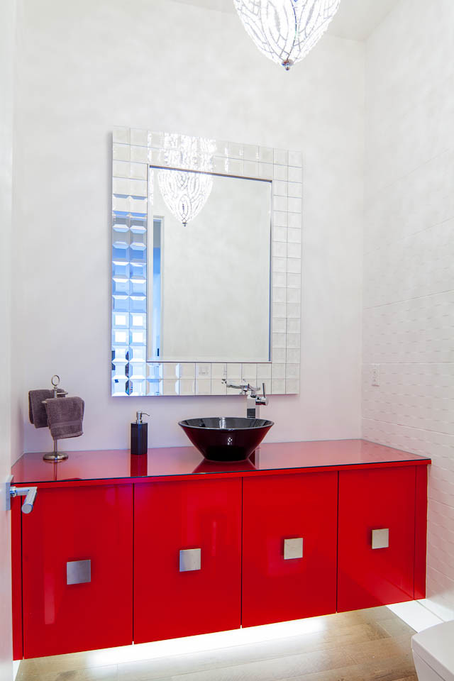 Inspiration för ett funkis toalett, med röda skåp