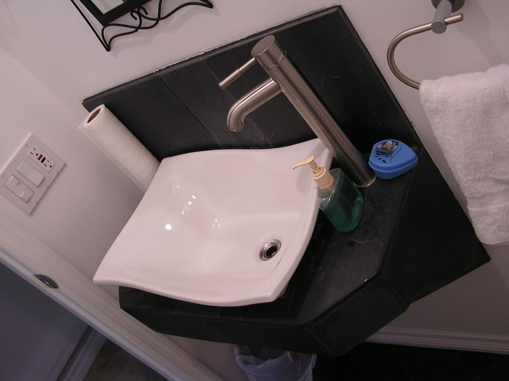 Diseño de aseo moderno pequeño con sanitario de una pieza, paredes blancas, lavabo sobreencimera, encimera de granito y suelo de baldosas de cerámica