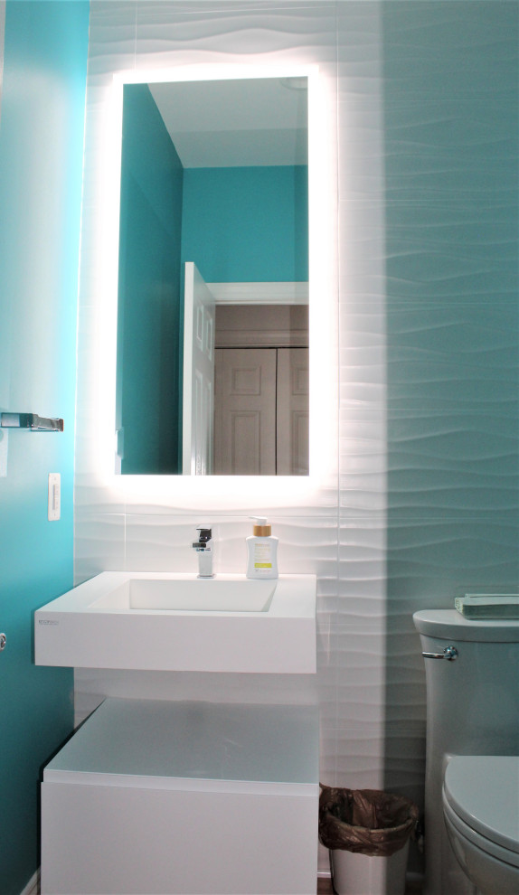 На фото: маленький туалет в современном стиле с белой плиткой, керамической плиткой и светлым паркетным полом для на участке и в саду с