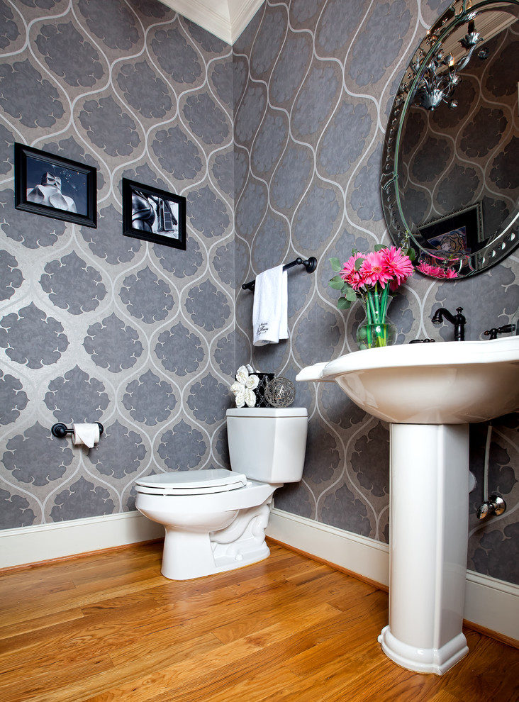 Ispirazione per un piccolo bagno di servizio minimalista con lavabo a colonna, WC a due pezzi, pareti grigie e pavimento in legno massello medio