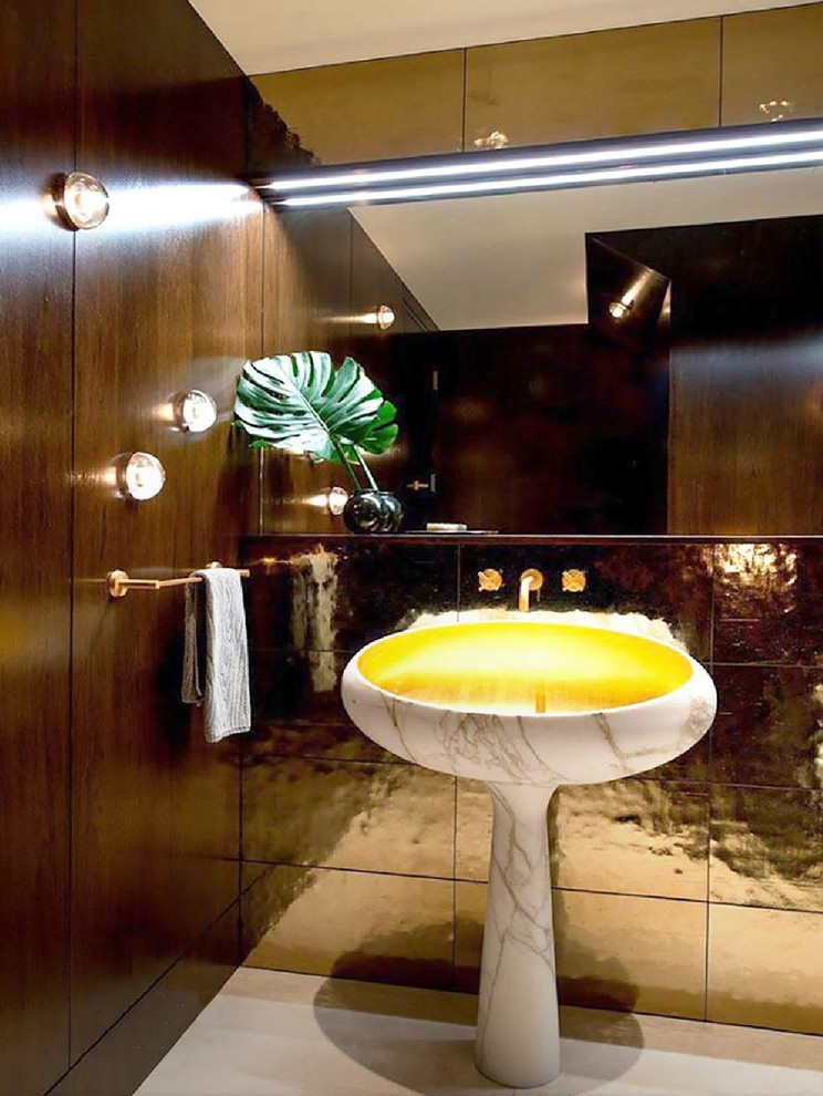 Источник вдохновения для домашнего уюта: туалет среднего размера в стиле модернизм с коричневой плиткой, плиткой кабанчик, коричневыми стенами, раковиной с пьедесталом и белым полом