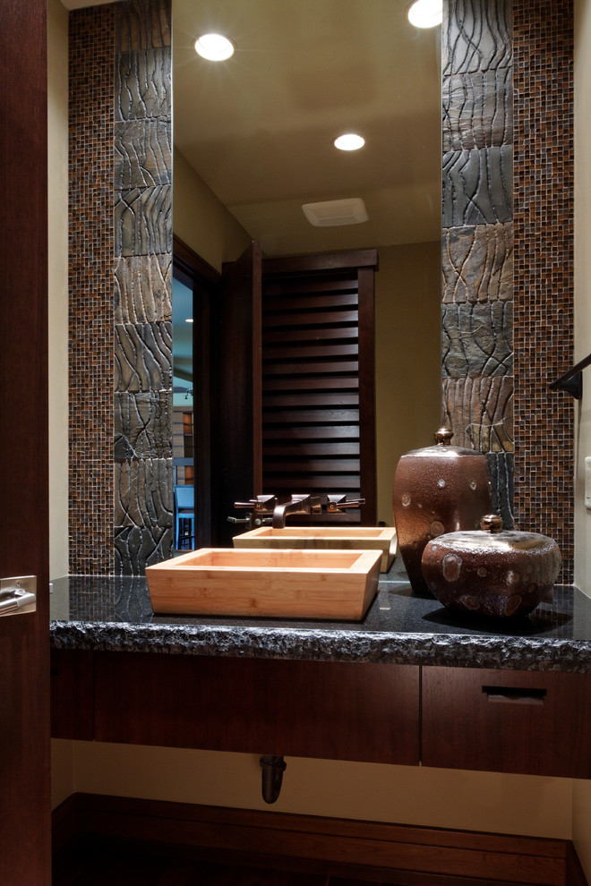 Idee per un ampio bagno di servizio design con lavabo sottopiano, ante lisce, ante in legno bruno, top in granito, piastrelle multicolore, piastrelle a mosaico e pareti beige