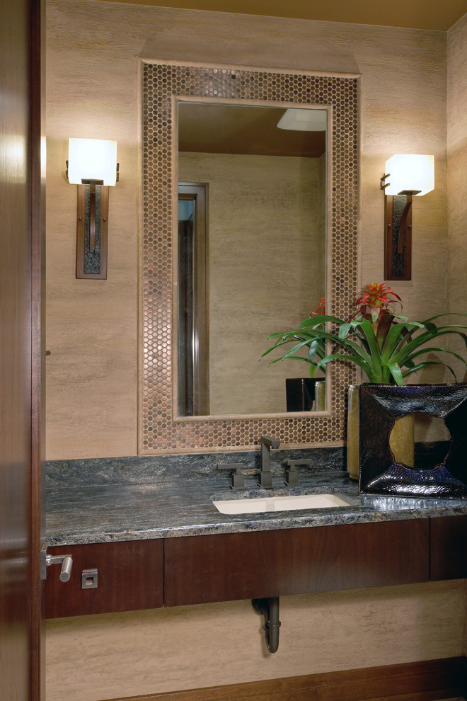 Immagine di un ampio bagno di servizio minimal con lavabo sottopiano, ante lisce, ante in legno bruno, top in granito, piastrelle a mosaico e pareti beige