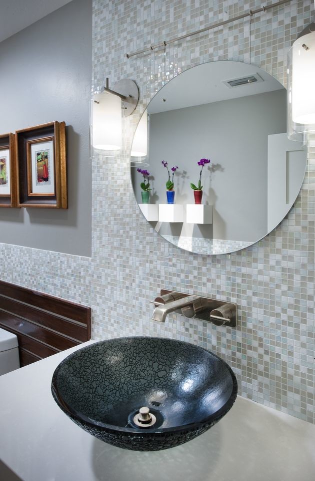 Пример оригинального дизайна: туалет в современном стиле с настольной раковиной, столешницей из искусственного кварца, унитазом-моноблоком, белой плиткой, плиткой мозаикой и серыми стенами
