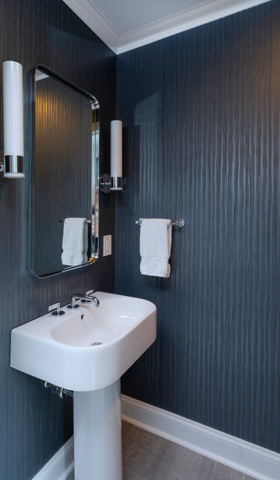 Aménagement d'un petit WC et toilettes moderne avec des portes de placard blanches, un mur bleu, un sol en carrelage de céramique, un lavabo de ferme, un sol gris, un plan de toilette blanc, un plafond à caissons et du papier peint.