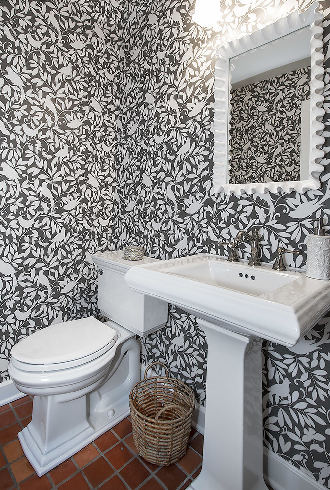 Kleine Klassische Gästetoilette mit weißen Schränken, Toilette mit Aufsatzspülkasten, grüner Wandfarbe, Terrakottaboden, Sockelwaschbecken und orangem Boden in Chicago
