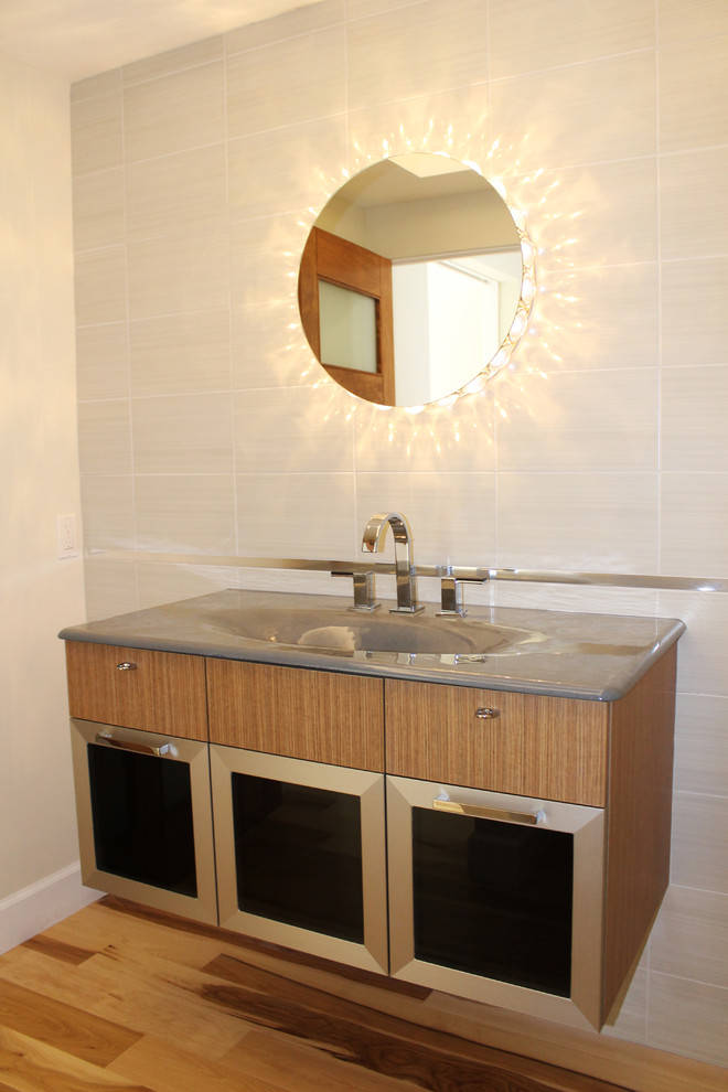 Kleine Moderne Gästetoilette mit integriertem Waschbecken, hellen Holzschränken, Toilette mit Aufsatzspülkasten, grauen Fliesen, Porzellanfliesen, weißer Wandfarbe, hellem Holzboden und freistehendem Waschtisch in Los Angeles