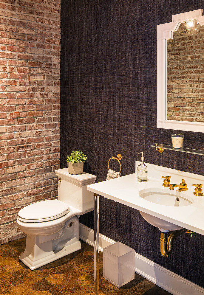 ニューヨークにある小さなインダストリアルスタイルのおしゃれなトイレ・洗面所 (家具調キャビネット、分離型トイレ、茶色いタイル、茶色い壁、アンダーカウンター洗面器、珪岩の洗面台、茶色い床) の写真