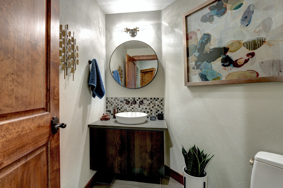 Источник вдохновения для домашнего уюта: туалет среднего размера в стиле модернизм с плоскими фасадами, темными деревянными фасадами, унитазом-моноблоком, разноцветной плиткой, плиткой мозаикой, серыми стенами, полом из цементной плитки, настольной раковиной, столешницей из искусственного кварца, серым полом и серой столешницей