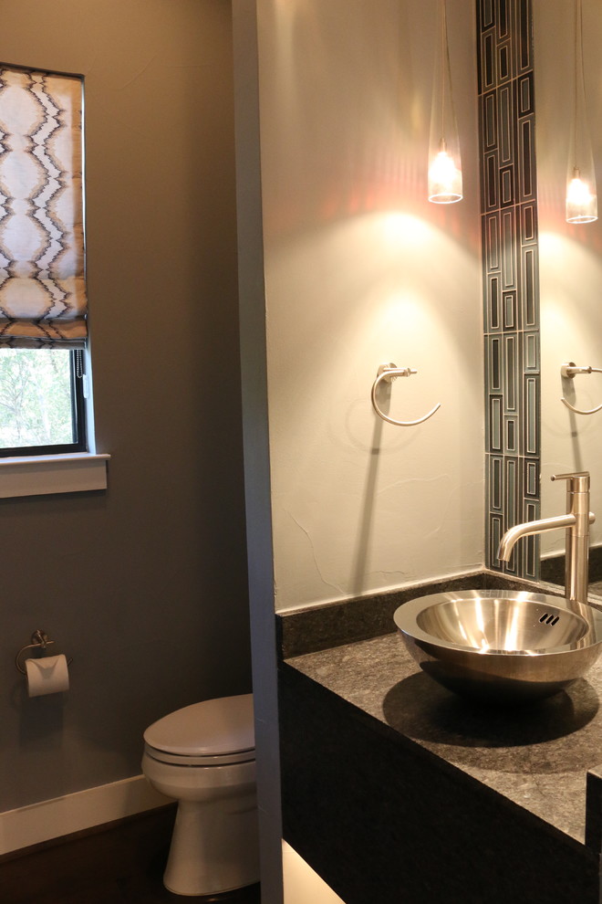 Kleine Moderne Gästetoilette mit blauen Fliesen, Glasfliesen, grauer Wandfarbe, Aufsatzwaschbecken, Granit-Waschbecken/Waschtisch und grauer Waschtischplatte in Austin