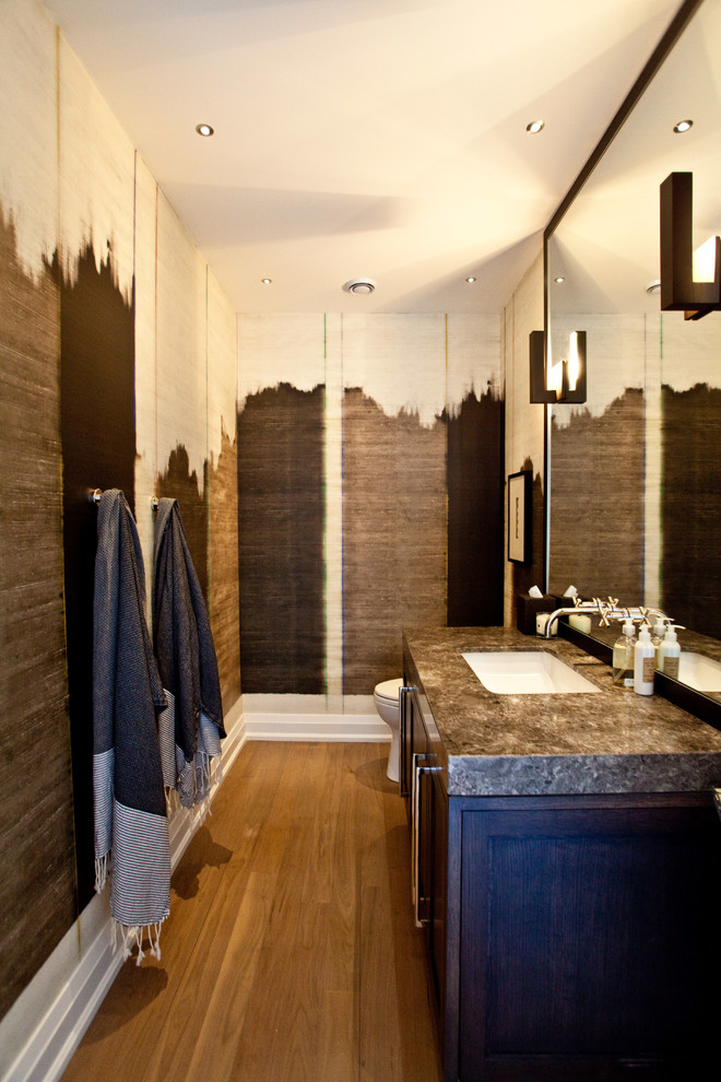 Foto di un bagno di servizio minimal con lavabo sottopiano, ante in stile shaker e ante in legno bruno