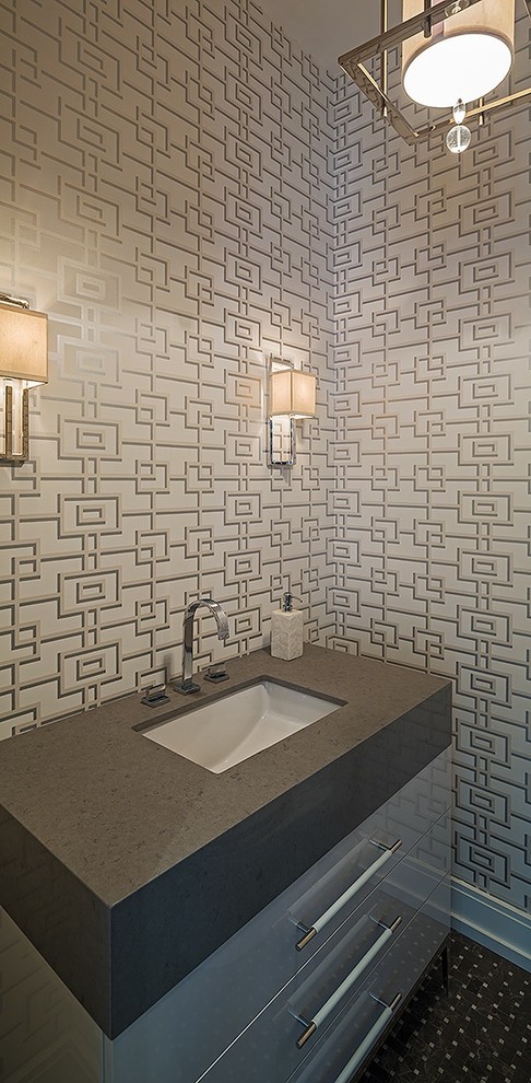 Foto di un piccolo bagno di servizio minimalista con ante lisce, ante grigie, lavabo sottopiano e top grigio