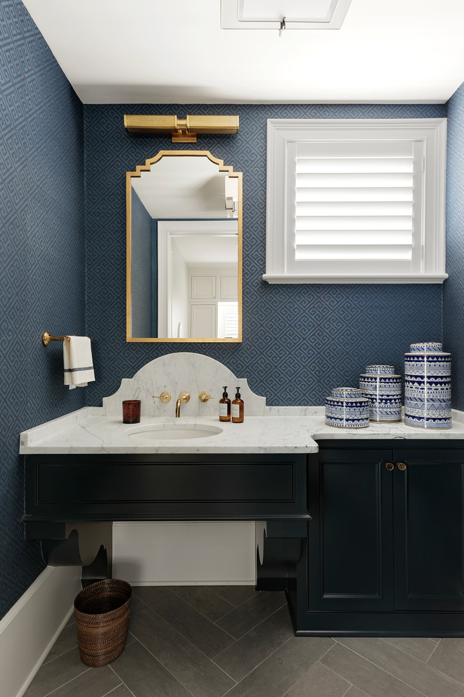 На фото: туалет в стиле неоклассика (современная классика) с синими фасадами, врезной раковиной, мраморной столешницей, белой столешницей, полом из керамогранита, серым полом, фасадами с утопленной филенкой и синими стенами