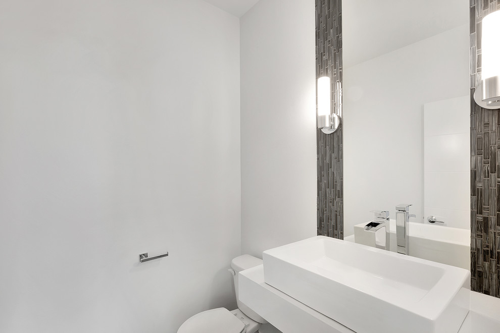 Idee per un bagno di servizio minimalista di medie dimensioni con lavabo a bacinella, top in quarzo composito, WC a due pezzi, piastrelle grigie, piastrelle di vetro e pareti bianche