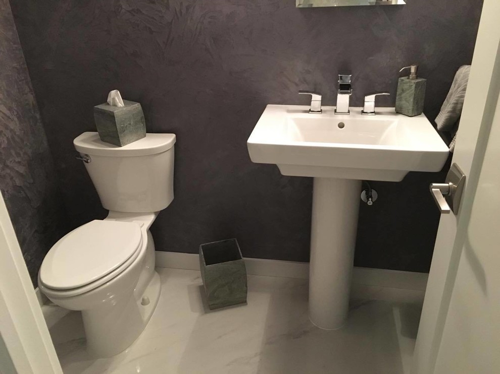デトロイトにある小さなエクレクティックスタイルのおしゃれなトイレ・洗面所 (分離型トイレ、紫の壁、磁器タイルの床、ペデスタルシンク、白い床) の写真
