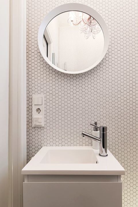 Foto di un piccolo bagno di servizio moderno con ante lisce, ante bianche, piastrelle bianche, piastrelle a mosaico, pareti bianche e lavabo integrato