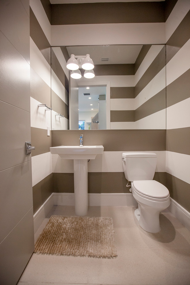 Источник вдохновения для домашнего уюта: туалет среднего размера в современном стиле с раздельным унитазом, разноцветными стенами, полом из линолеума и раковиной с пьедесталом