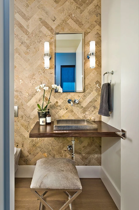 Ispirazione per un piccolo bagno di servizio moderno con WC sospeso, piastrelle beige, pareti beige, pavimento in legno massello medio, lavabo a bacinella, top in legno e pavimento marrone