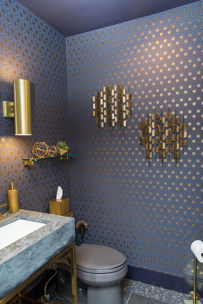 Esempio di un bagno di servizio moderno di medie dimensioni con WC monopezzo, pareti blu, pavimento in gres porcellanato, lavabo a colonna, top in cemento, pavimento blu e top grigio