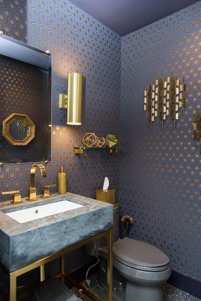 Idee per un bagno di servizio design con pareti blu, pavimento con piastrelle a mosaico, lavabo sottopiano e top grigio