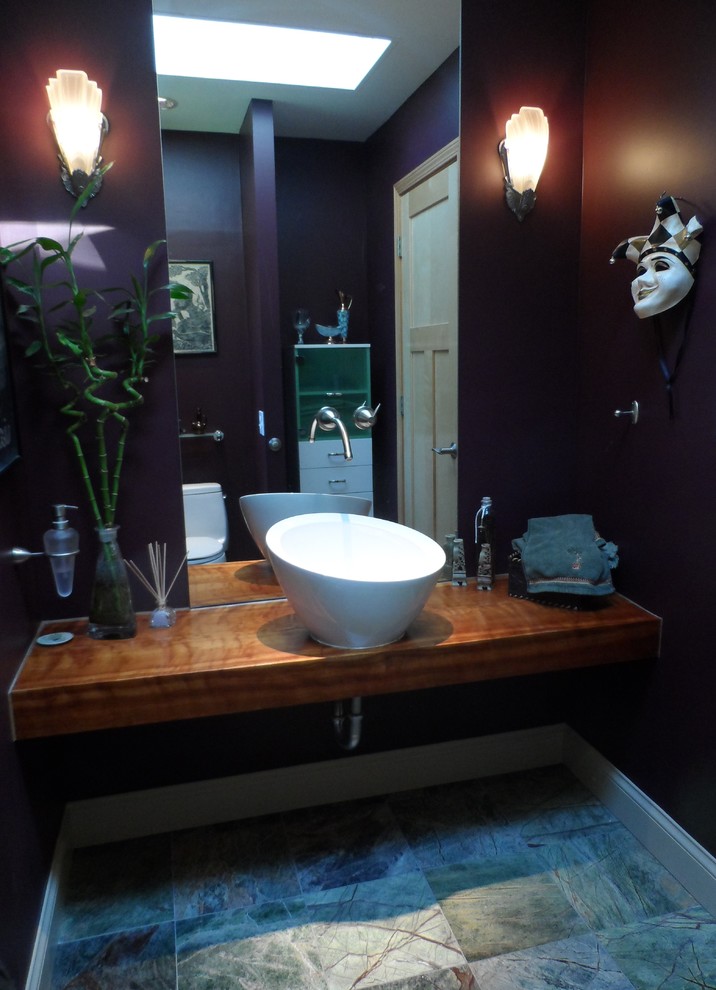 Exemple d'un WC et toilettes tendance en bois brun de taille moyenne avec une vasque, un plan de toilette en bois, WC à poser, un carrelage vert et un mur marron.