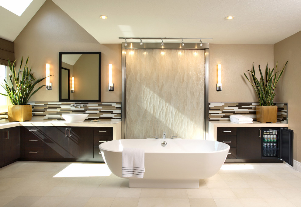 Inspiration for a contemporary bathroom in Milwaukee.