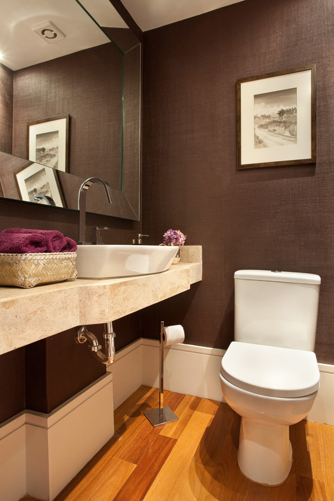 Idéer för ett litet modernt toalett, med bruna väggar, ljust trägolv och marmorbänkskiva