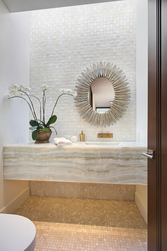 Esempio di un bagno di servizio tradizionale con WC a due pezzi, piastrelle a mosaico, pareti bianche, pavimento con piastrelle a mosaico, lavabo integrato, top in marmo, piastrelle beige, piastrelle grigie e top beige