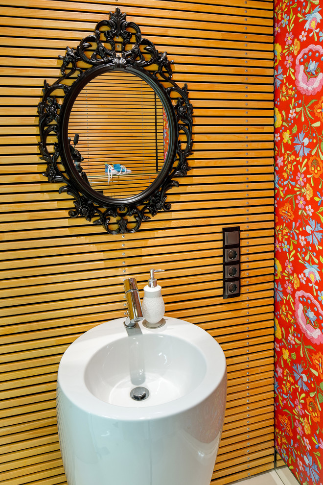 ロサンゼルスにある低価格の小さなおしゃれなトイレ・洗面所 (白い床、独立型洗面台) の写真