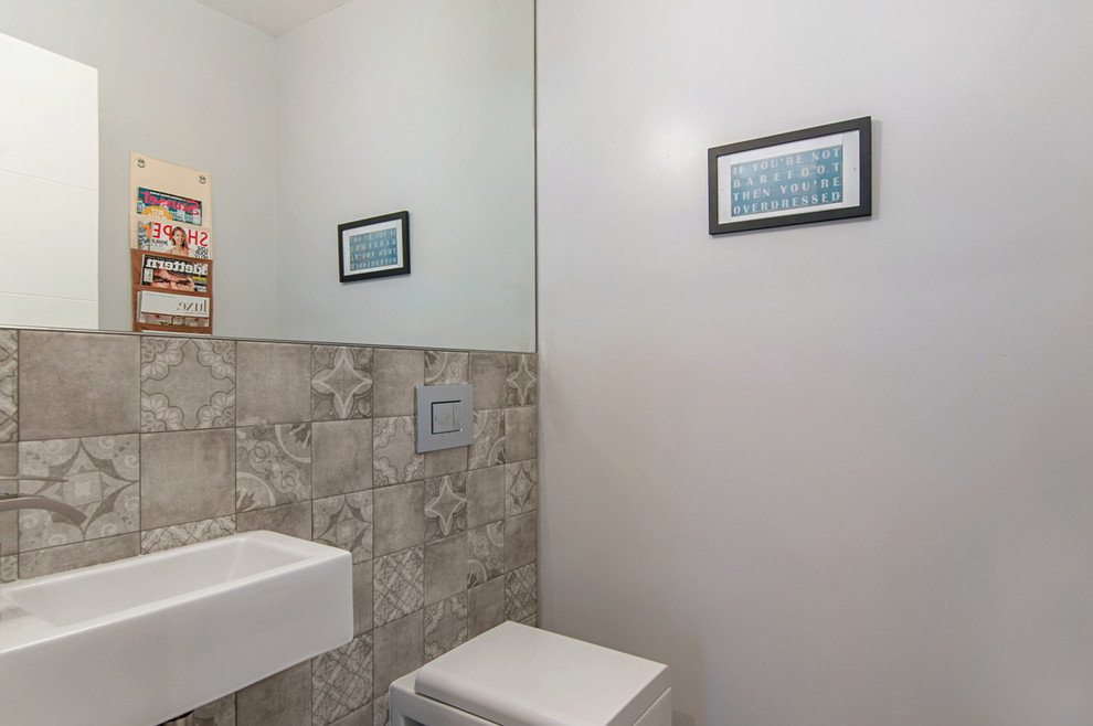 Immagine di un piccolo bagno di servizio moderno con lavabo a consolle