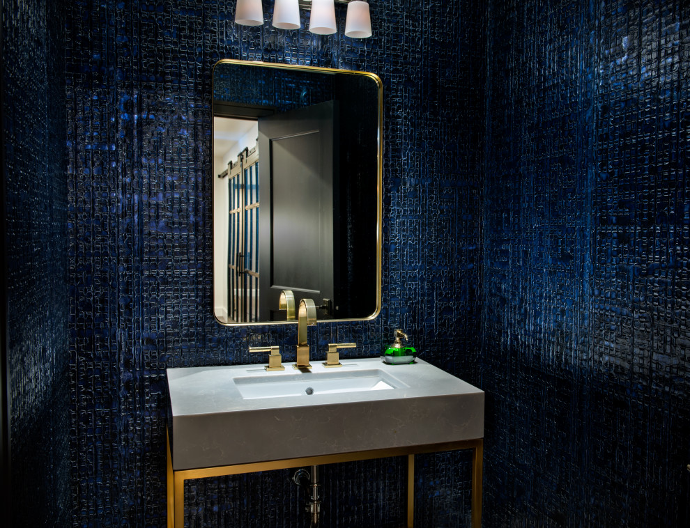 На фото: туалет среднего размера в современном стиле с синими стенами, подвесной раковиной, столешницей из бетона, серой столешницей, напольной тумбой и обоями на стенах с