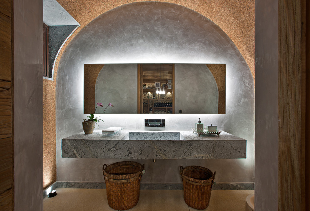 Источник вдохновения для домашнего уюта: туалет в современном стиле с монолитной раковиной и серыми стенами