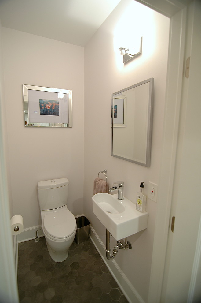 Kleine Klassische Gästetoilette mit Wandtoilette mit Spülkasten, grauen Fliesen, weißer Wandfarbe, Porzellan-Bodenfliesen und Wandwaschbecken in New York