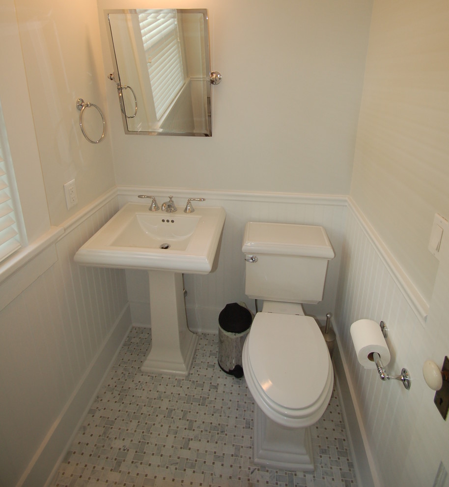 ニューアークにあるお手頃価格の小さなトラディショナルスタイルのおしゃれなトイレ・洗面所 (分離型トイレ、白い壁、大理石の床、ペデスタルシンク、グレーの床) の写真