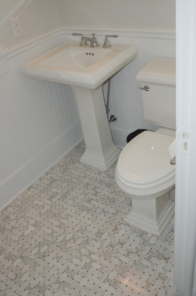 Aménagement d'un petit WC et toilettes classique avec WC séparés, un mur blanc, un sol en marbre, un lavabo de ferme et un sol gris.