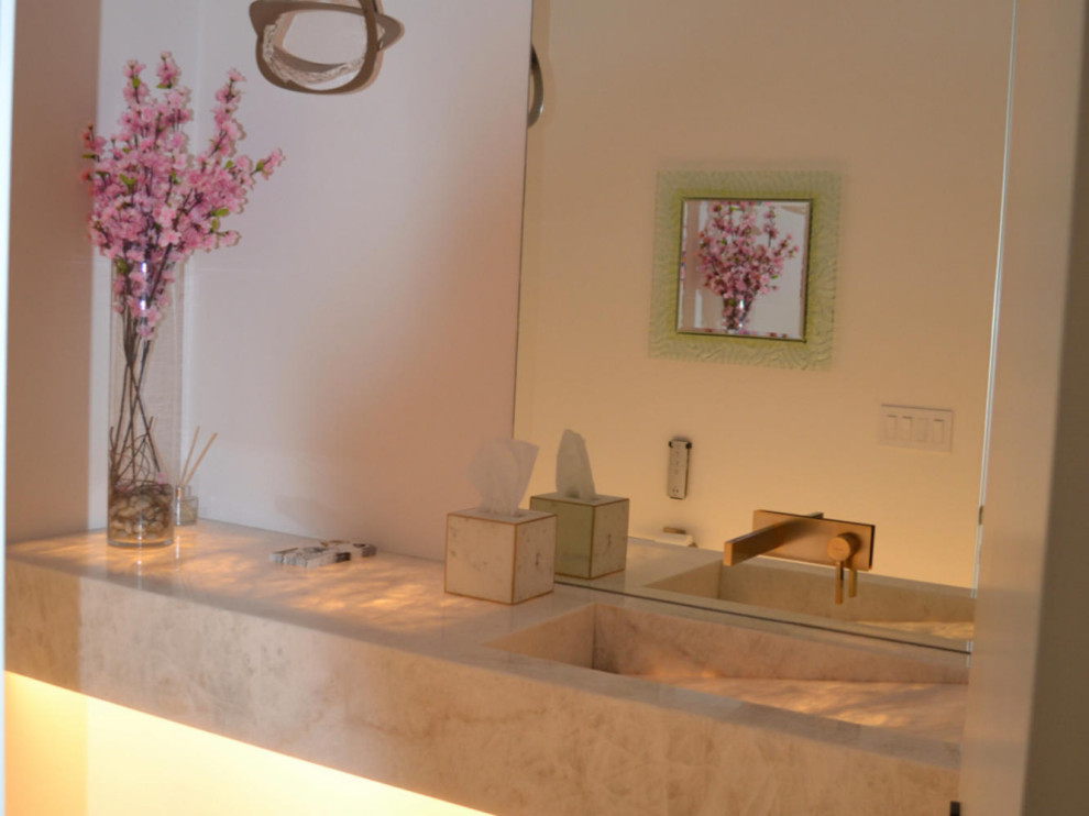 Mittelgroße Moderne Gästetoilette mit Toilette mit Aufsatzspülkasten, weißen Fliesen, weißer Wandfarbe, braunem Holzboden, integriertem Waschbecken, Onyx-Waschbecken/Waschtisch, braunem Boden, gelber Waschtischplatte und schwebendem Waschtisch in San Francisco