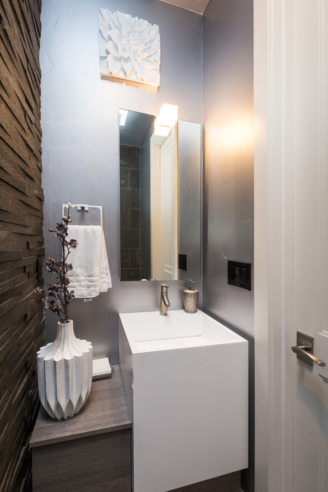 Kleine Moderne Gästetoilette mit flächenbündigen Schrankfronten, Schränken im Used-Look, grauer Wandfarbe und integriertem Waschbecken in San Francisco