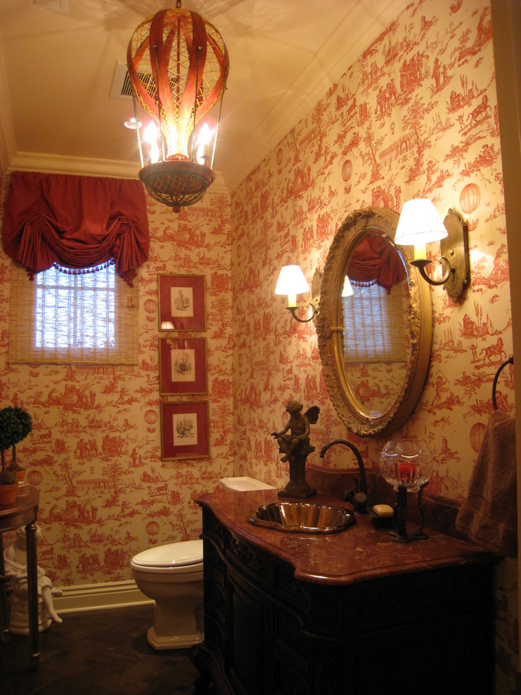 Пример оригинального дизайна: туалет среднего размера в викторианском стиле с темными деревянными фасадами, раздельным унитазом, каменной плиткой, разноцветными стенами, накладной раковиной, столешницей из искусственного камня и фасадами островного типа