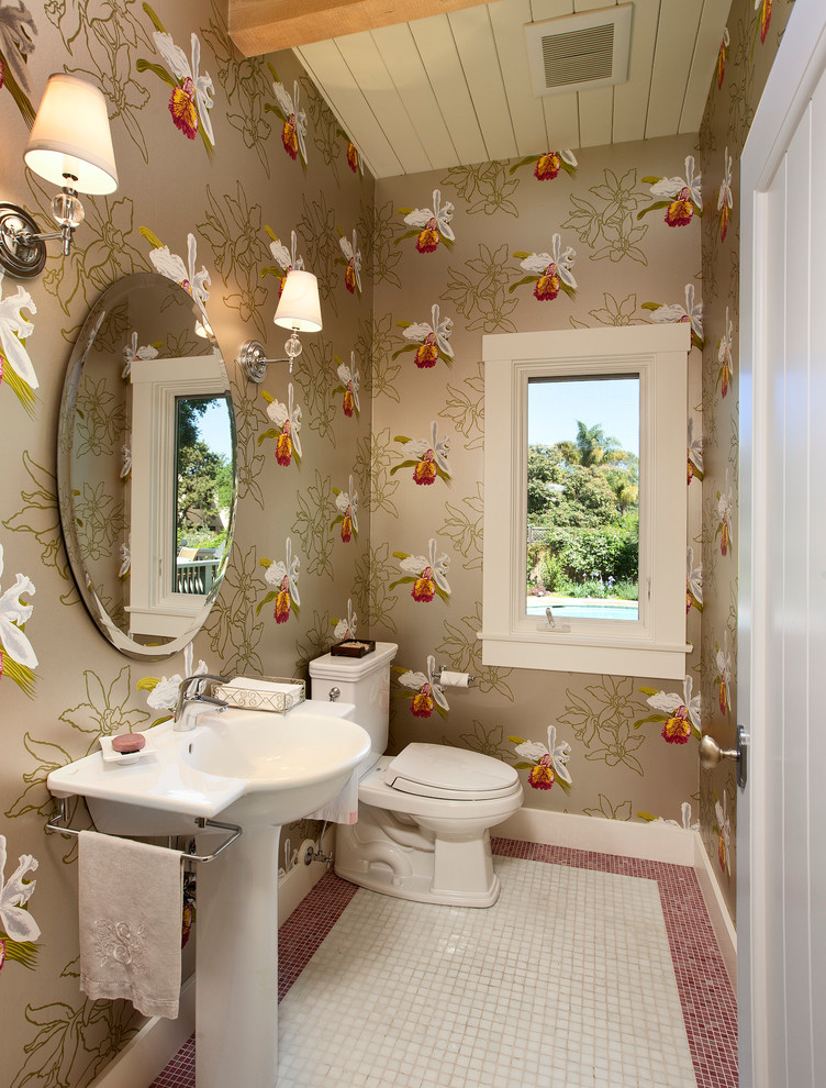 サンタバーバラにあるトラディショナルスタイルのおしゃれなトイレ・洗面所 (ペデスタルシンク) の写真