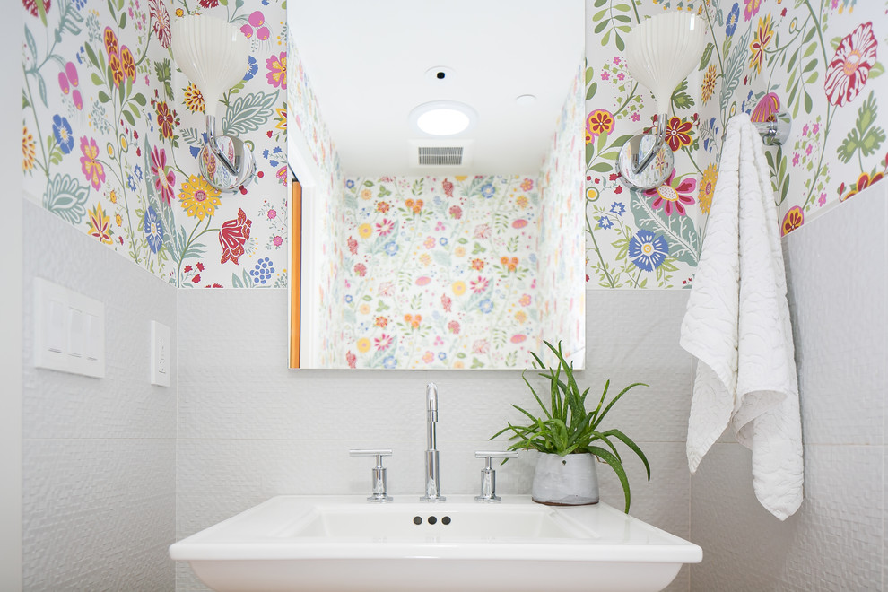 Свежая идея для дизайна: туалет в стиле ретро с белой плиткой, керамогранитной плиткой и белыми стенами - отличное фото интерьера