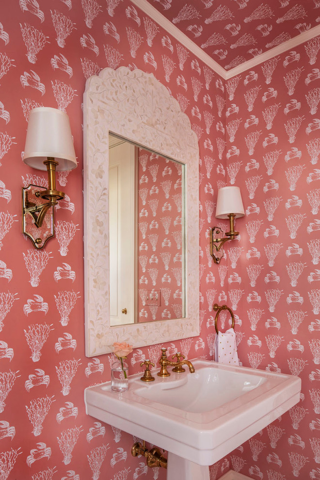 Aménagement d'un WC et toilettes bord de mer avec un lavabo de ferme et un mur rose.