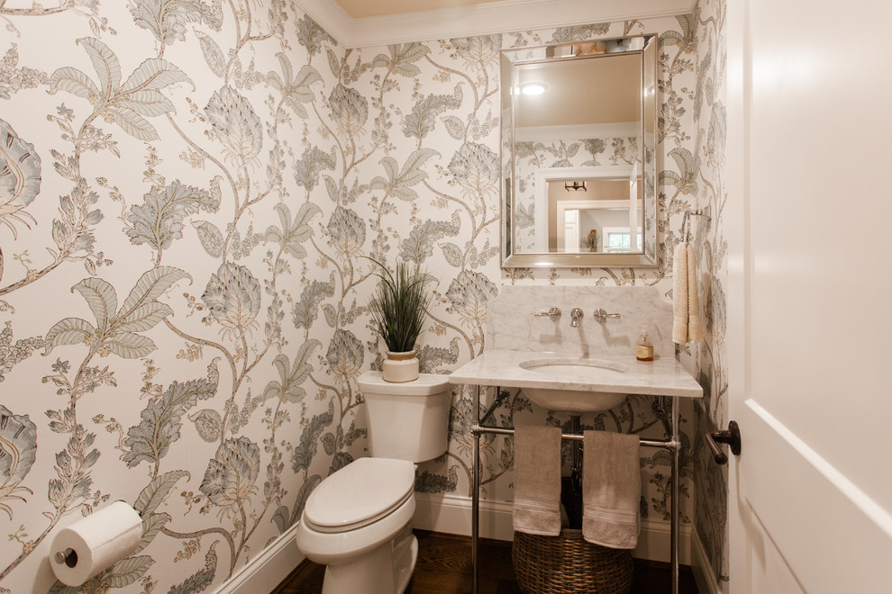 Immagine di un bagno di servizio tradizionale di medie dimensioni con WC monopezzo, pareti grigie, parquet scuro, lavabo da incasso, top in granito, pavimento marrone e top grigio